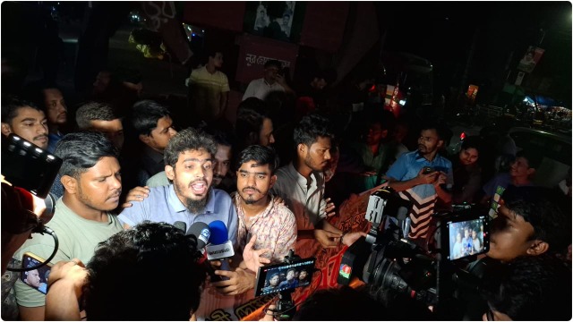 আ. লীগকে রুখে দিতে রাতেই জিরো পয়েন্টে শতশত ছাত্র-জনতা