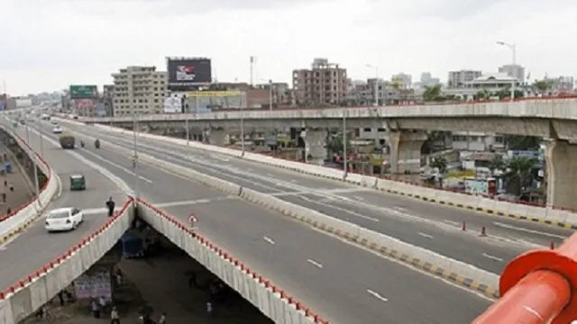 হানিফ ফ্লাইওভারে চলন্ত ট্রাকে আগুন