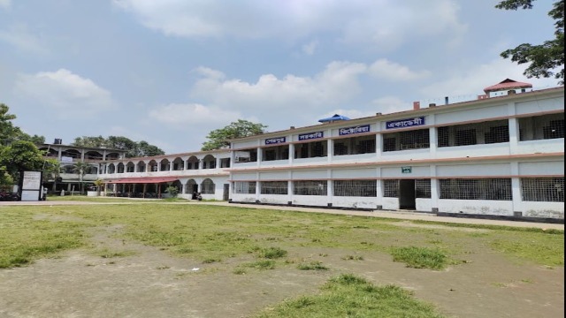 শেরপুরের ঐতিহ্যবাহী স্কুলের খেলার মাঠে ভবন নির্মানে শিক্ষার্থীদের ক্ষোভ !! শিক্ষক কে মামলার ভয় দেখানোর অভিযোগ নির্বাহী প্রকৌশলীর বিরুদ্ধে