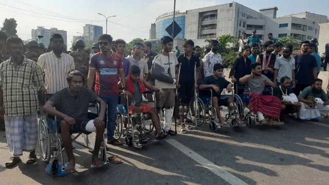 উপদেষ্টাদের অপেক্ষায় হুইল চেয়ারে বসে এখনও রাস্তায় আহতরা