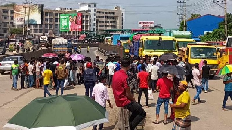 ফের শ্রমিকদের ঢাকা-টাঙ্গাইল মহাসড়ক অবরোধ