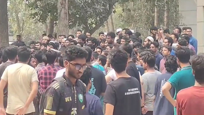 কুয়েটে শিক্ষার্থীদের মানববন্ধন চলছে, সতর্ক পুলিশ