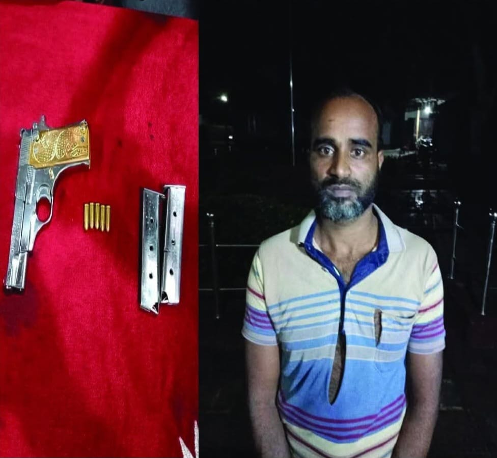 বেনাপোল পুটখালী সীমান্তে ১টি পিস্তল ,২টি ম্যাগাজিন ও ৫ রাউন্ড গুলি সহ এক অস্ত্র ব্যবসায়ীকে আটক