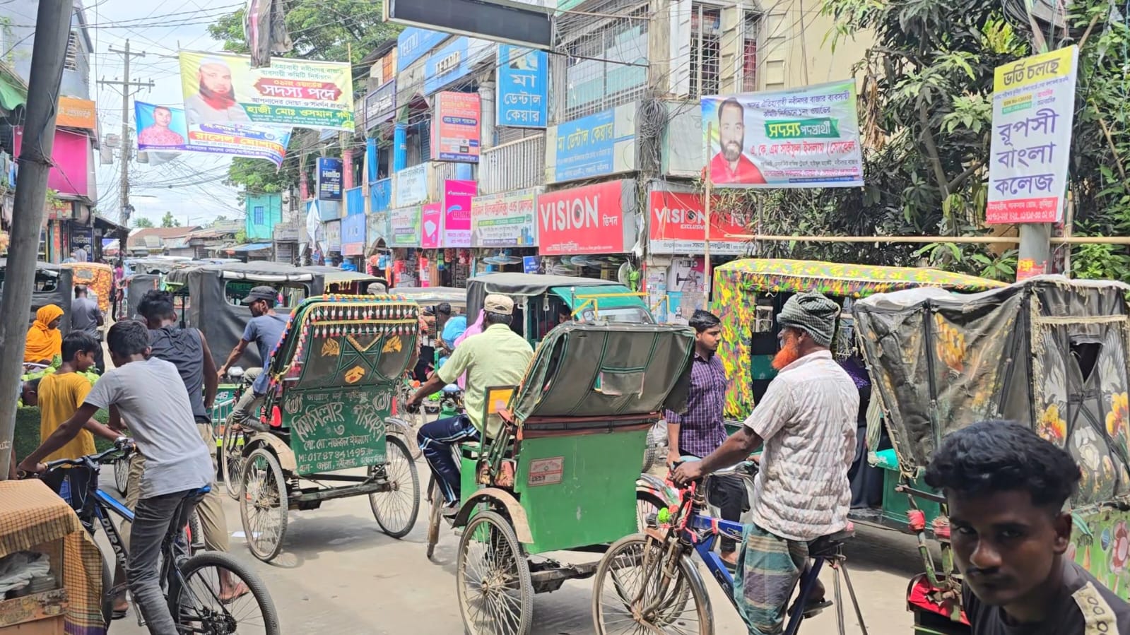 অবৈধ টাকার বিনিময়ে বড় গাড়ির প্রবেশ, নবীনগরে লাগামহীন যানজট