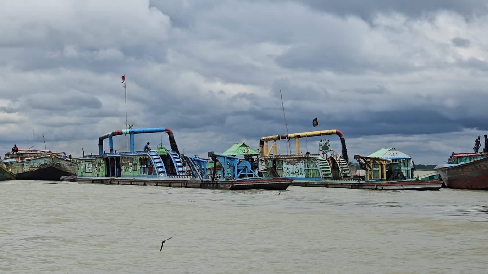 অবৈধ অস্ত্রের মহড়ায় কোটি কোটি টাকার বালু উত্তোলন, ভাঙনের মুখে গ্রাম