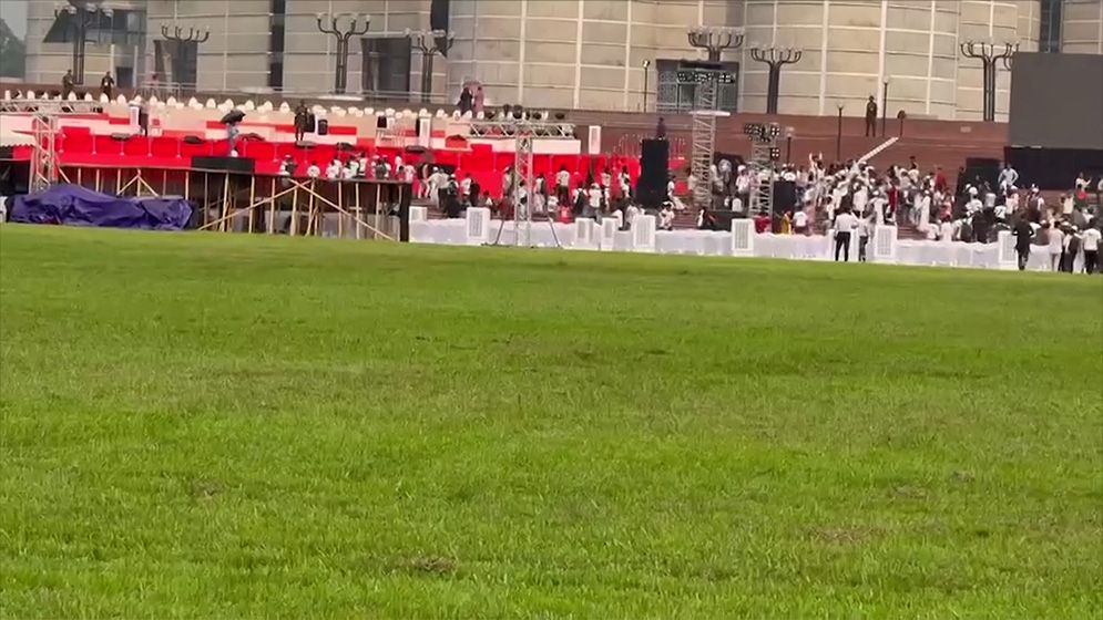 জুলাই সনদ স্বাক্ষর অনুষ্ঠান  মঞ্চের সামনে থেকে জুলাই যোদ্ধাদের সরে যাওয়ার আহ্বান ডিএমপির, বলপ্রয়োগের হুঁশিয়ারি