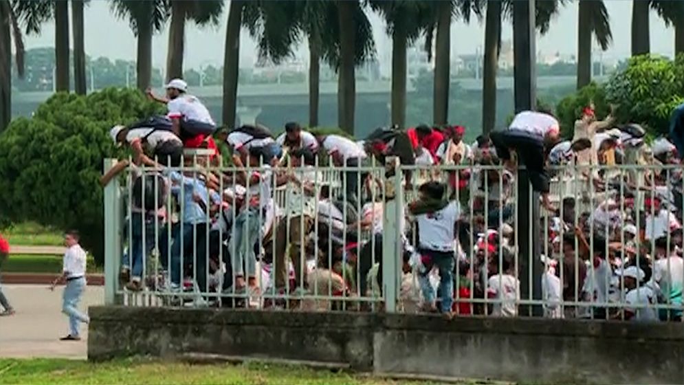 জুলাই সনদ স্বাক্ষর অনুষ্ঠান  সংসদ ভবনের ফটক টপকে মঞ্চের সামনে অবস্থান জুলাই যোদ্ধাদের
