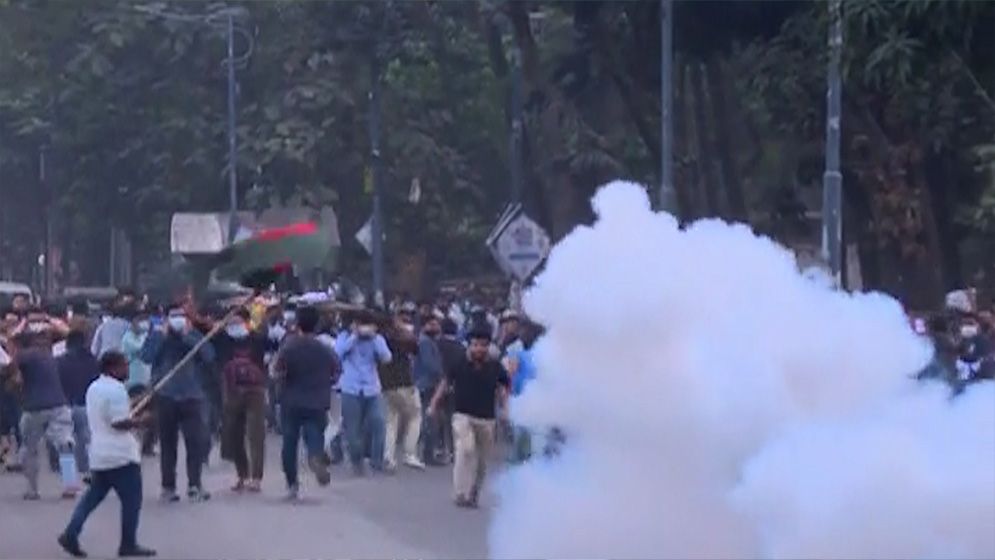 ৪৭তম বিসিএস  শাহবাগে আন্দোলনকারীদের সঙ্গে পুলিশের সংঘর্ষ, লাঠিচার্জ-টিয়ারশেল নিক্ষেপ