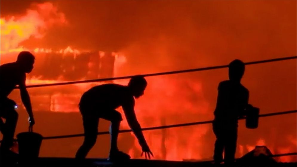 ৫ ঘণ্টার চেষ্টায় কড়াইল বস্তির আগুন নিয়ন্ত্রণে