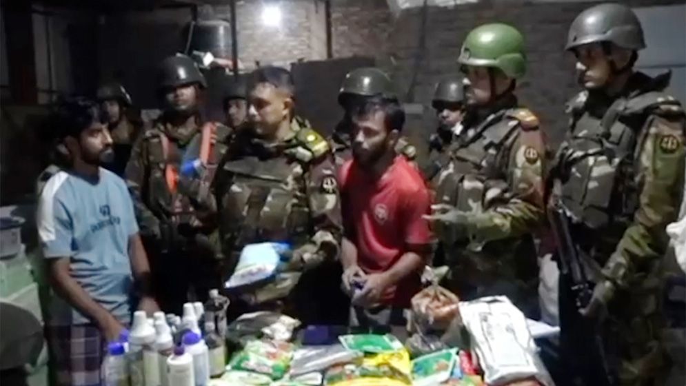 রাজধানীতে সেনাবাহিনীর অভিযান  অবৈধ কারখানা থেকে বিপুল পরিমাণ নকল সার ও বিষাক্ত রাসায়নিক জব্দ