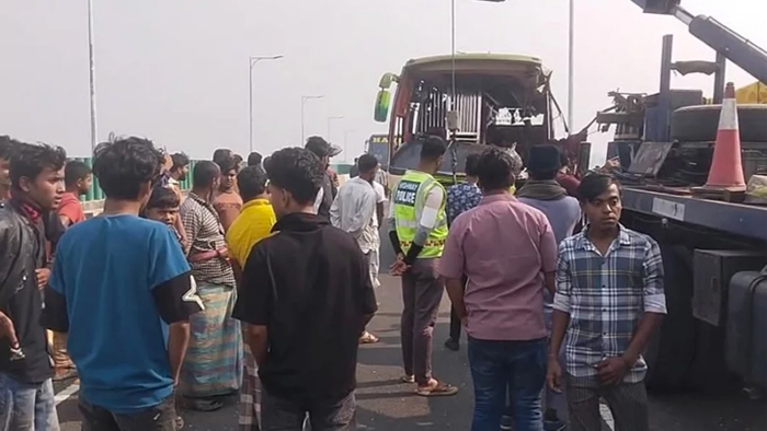 এক্সপ্রেসওয়েতে ট্রাকের পেছনে বাসের ধাক্কা, নিহত ৩