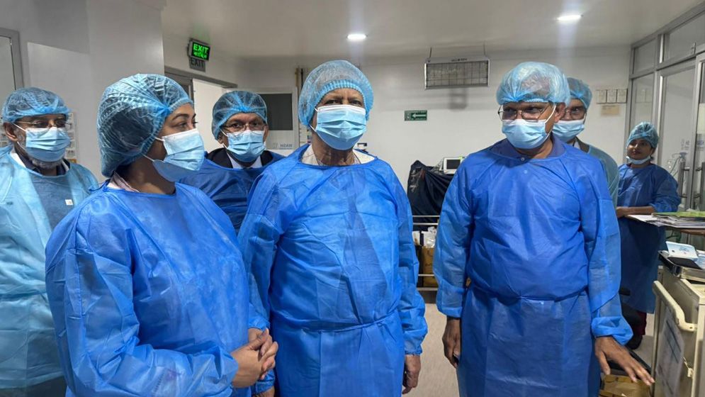 খালেদা জিয়ার স্বাস্থ্যের খোঁজ নিতে এভারকেয়ারে প্রধান উপদেষ্টা