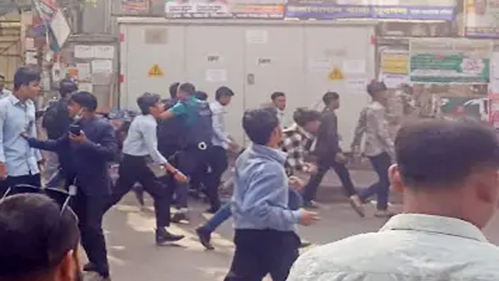 ফের সংঘর্ষে জড়ালো ঢাকা কলেজ-আইডিয়াল কলেজ শিক্ষার্থীরা