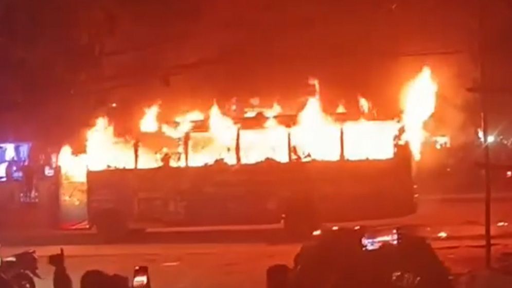 বাড্ডায় চলন্ত বাসে আগুন