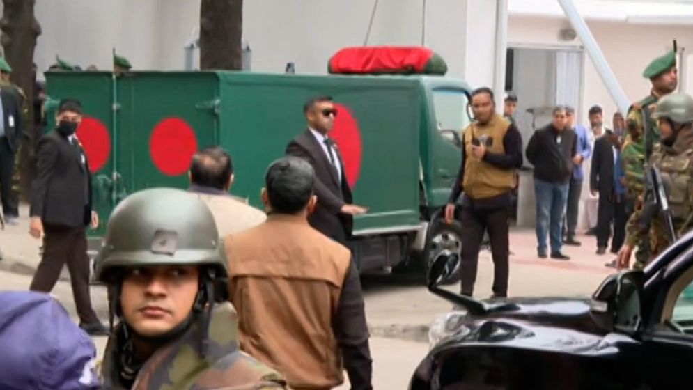 পতাকায় মোড়ানো গাড়িতে খালেদা জিয়ার মরদেহ এভারকেয়ার থেকে গুলশানে