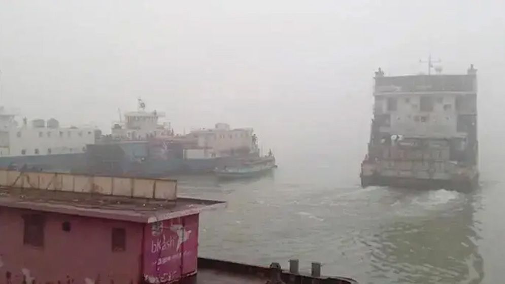 প্রায় ১২ ঘন্টা বন্ধ থাকার পর দৌলত&zwnj;দিয়া-পাটু&zwnj;রিয়া নৌরু&zwnj;টে ফে&zwnj;রি চলাচল শুরু