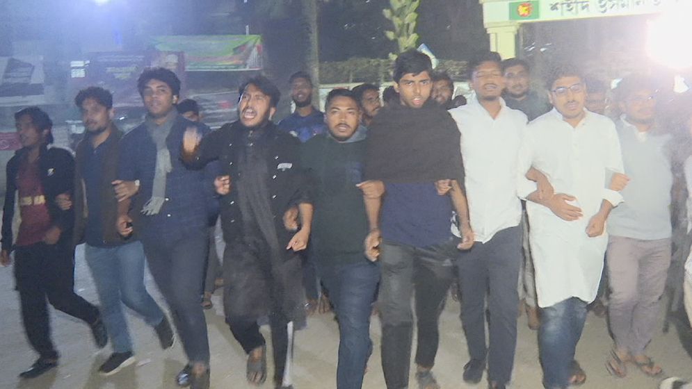 ঢাবি ক্যাম্পাসে ভাসমান দোকান থেকে চাঁদাবাজির অভিযোগ, পাল্টাপাল্টি মিছিল ও সমাবেশ