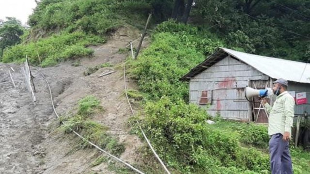 টানা বৃষ্টিতে পাহাড়ধসের শঙ্কা, ঝুঁকিপূর্ণ বসতি ছাড়ার আহ্বান