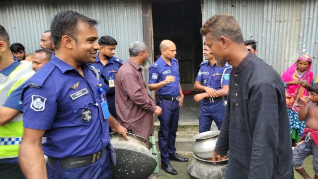 বাড়ির ভেতর মদের কারখানা, পুলিশের হানা