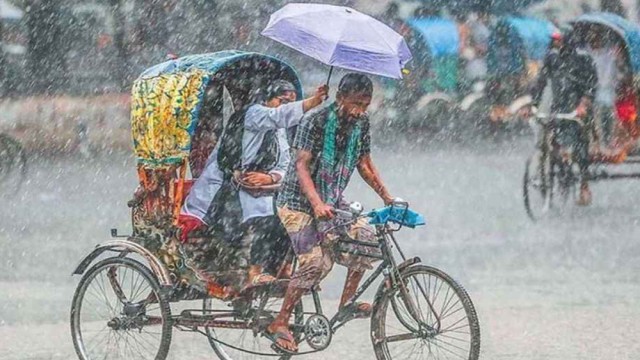 সারা দেশে বজ্রবৃষ্টির আভাস, কমতে পারে গরম