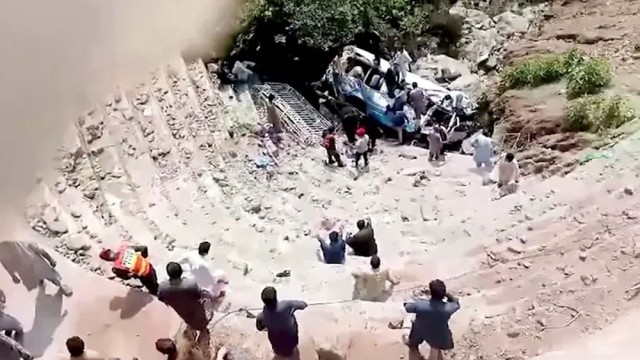 পাকিস্তানে যাত্রীবোঝাই বাস খাদে, নিহত অন্তত ৪০