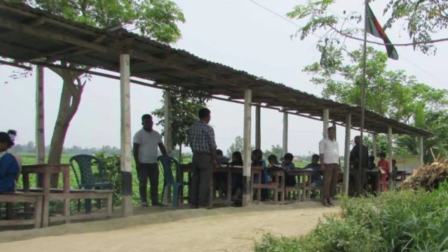 যমুনার ভাঙনে বিলীন স্কুল, সড়কের পাশে টিনশেডে চলছে পাঠদান