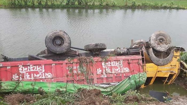 কুষ্টিয়ায় সড়ক দুর্ঘটনায় তিন কৃষকসহ নিহত ৪