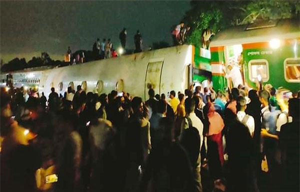 গাজীপুরে ট্রেনের তিনটি বগি উল্টে লাইনচ্যুত, ট্রেন চলাচল বন্ধ (ভিডিও)