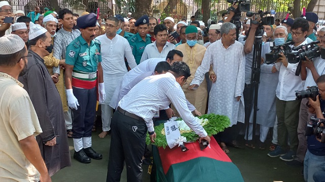 জানাজা শেষে মিরপুরের পথে আকবর আলি খানের মরদেহ