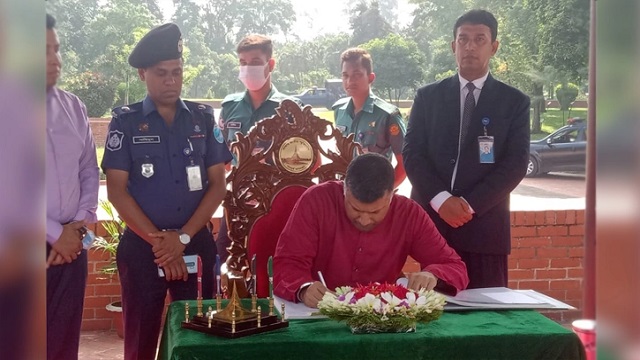 জাতীয় স্মৃতিসৌধে ভারতীয় বিদায়ী হাইকমিশনারের শ্রদ্ধা