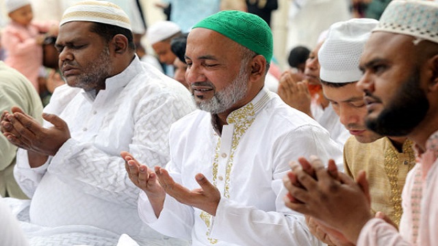 ঈদ জামাতে দেশ ও জাতির মঙ্গল কামনা করে দোয়া