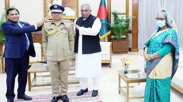 প্রধানমন্ত্রীর উপস্থিতিতে আইজিপিকে পরানো হলো র‌্যাংক ব্যাজ