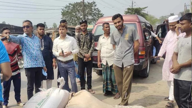 ভিজিএফ এর চাল সড়কের পাশে ফেলে পালাল কালোবাজারি