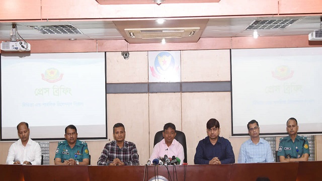 সংবাদ সম্মেলনে গোয়েন্দা পুলিশের উর্ধতন কর্মকর্তাগণ