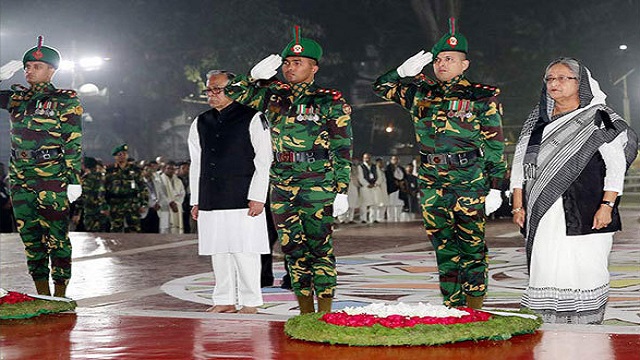 শহীদ মিনারে ভাষা শহীদদের প্রতি রাষ্ট্রপতি ও প্রধানমন্ত্রীর শ্রদ্ধা