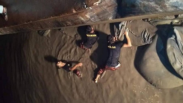 লঞ্চের ধাক্কায় নিখোজঁদের উদ্ধারের চেষ্টা ফায়ার সার্ভিস কর্মীদের।