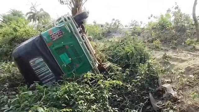 পটুয়াখালীতে সিএনজি খাদে পড়ে নিহত ২