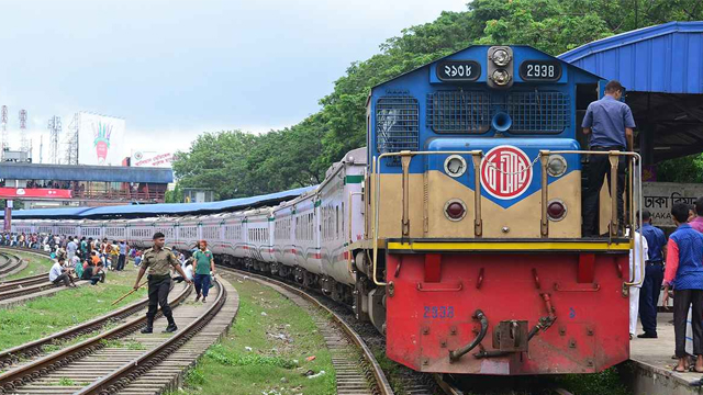 ঈদযাত্রায় ট্রেন ছাড়ার ১২ ঘণ্টা আগে মিলবে অতিরিক্ত কোচের টিকিট