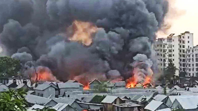 বনানীর কড়াইল বস্তিতে আগুন