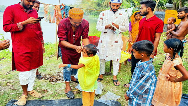 নড়াইলে ঈদ আনন্দে রঙিন সুবিধাবঞ্চিত শিশুরা