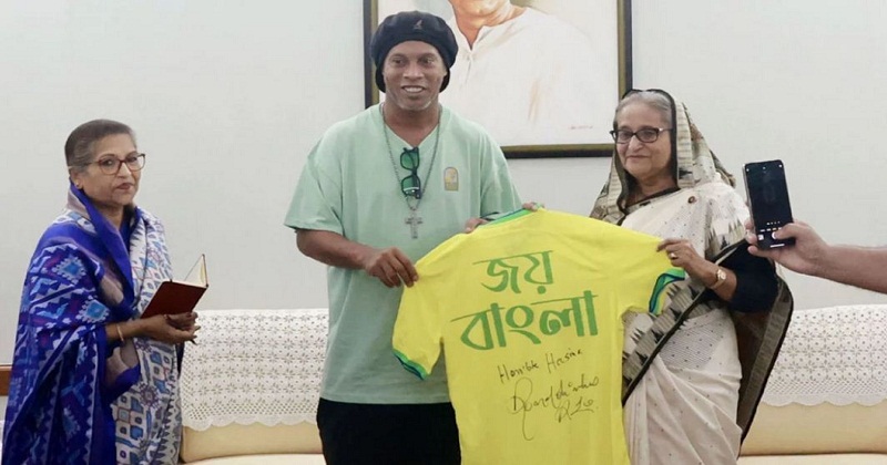 প্রধানমন্ত্রীকে জার্সি উপহার দিলেন রোনালদিনহো