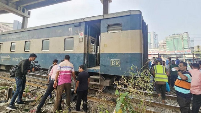 তেজগাঁওয়ে ট্রেন লাইনচ্যুত, ঢাকার পথে ট্রেন বন্ধ