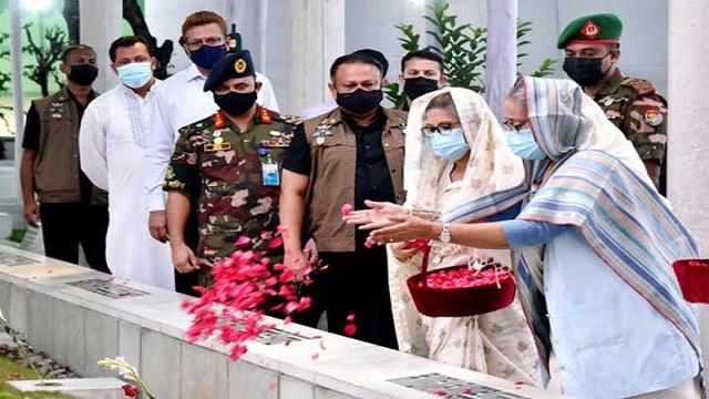 শেখ রাসেলের সমাধিতে শেখ হাসিনা-রেহানার শ্রদ্ধা