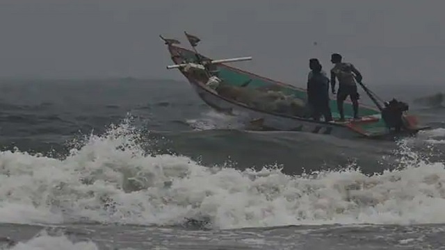 সাগরে ঘূর্ণিঝড় ‘মানদৌস’, সতর্ক সংকেত বাড়ল