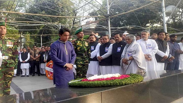 ঐতিহাসিক ৭ মার্চ : ধানমন্ডিতে বঙ্গবন্ধুর প্রতিকৃতিতে প্রধানমন্ত্রীর পক্ষে শ্রদ্ধা