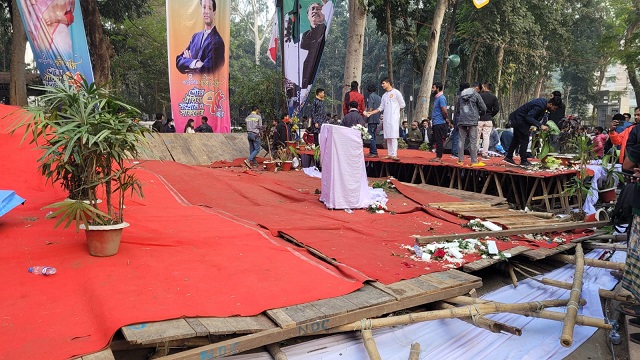 কাদেরের বক্তব্য চলাকালে ভেঙে পড়লো মঞ্চ