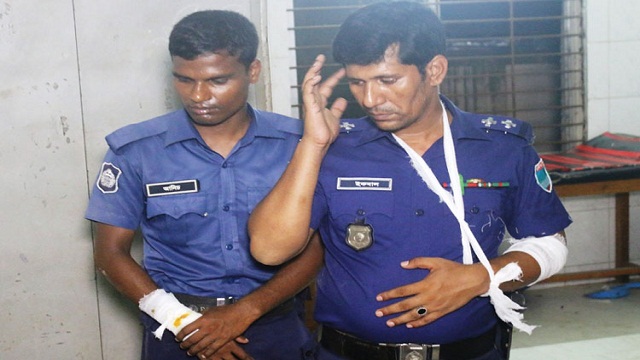 আহত দুই পুলিশ সদস্য