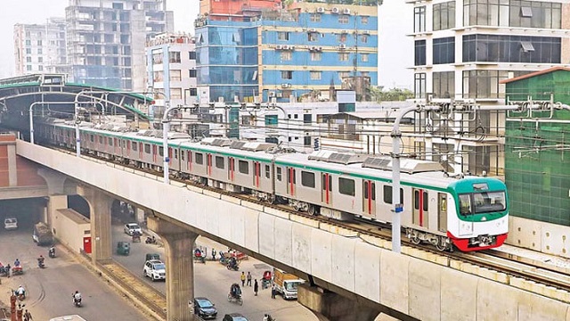 বৈদ্যুতিক তারে ফানুস, মেট্রোরেল চলাচল বন্ধ
