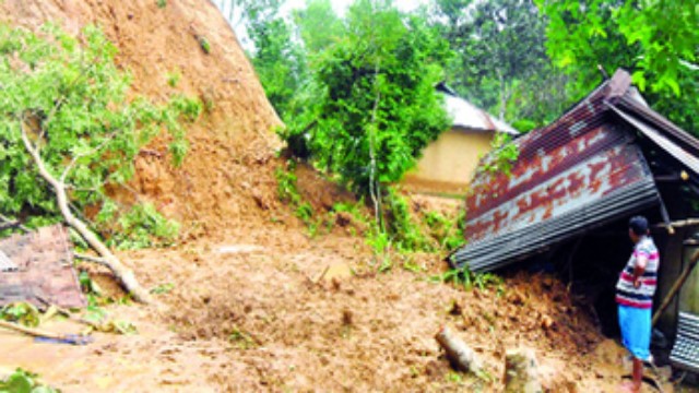 রাঙামাটিতে পাহাড় ধসে নিহত ২