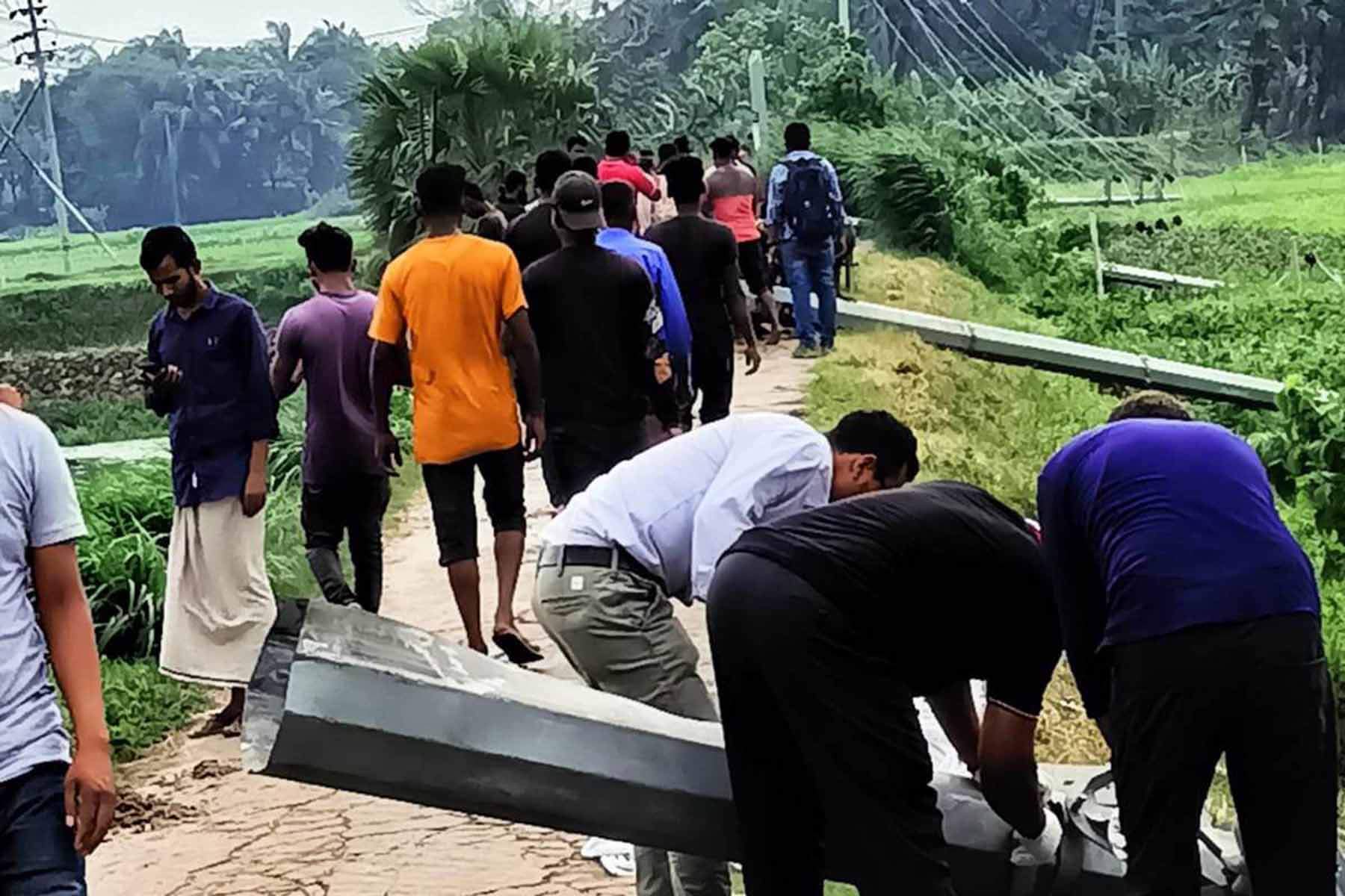 ঝড়ে ক্ষতিগ্রস্থ কাঞ্চন পূর্বাচল পাওয়ার জেনারেশনের ২৪টি বৈদ্যুতিক পোল